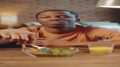 Hombre-Negro-Almorzando-Y-Hablando-Por-Videollamada